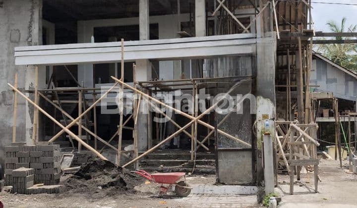 Gedung 2 Lantai Ada Rooftop Pinggir Jalan di Ubud