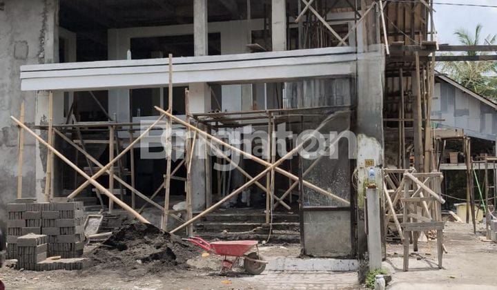 Gedung 2 Lantai Ada Rooftop Pinggir Jalan di Ubud