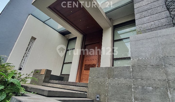 2-Story Furnished House, Suitable for Business on Main Road Jl Singgasana
