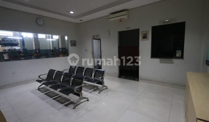 Dijual Office Building Gedung Kantor 4 Lantai Ex Showroom Yang Terletak di Lokasi Dengan Traffic Yang Ramai Dua Arah Dan Sangat Strategis, di Tengah Kota Depok, Pancoran Mas, Jawa Barat.