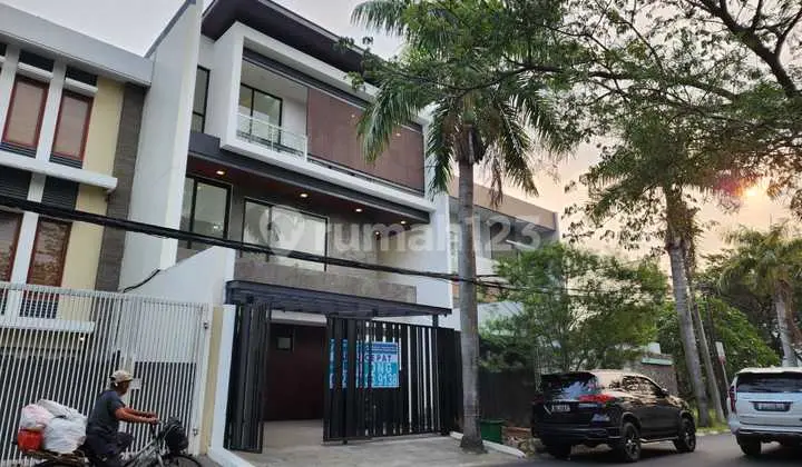 Rumah Baru 3 Lantai 10x20 Mewah Menarik