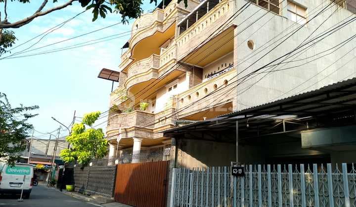 Rumah Mewah 2Lt Luas 300M di Perumahan Taman Aries, Meruya Jakbar Cash Only