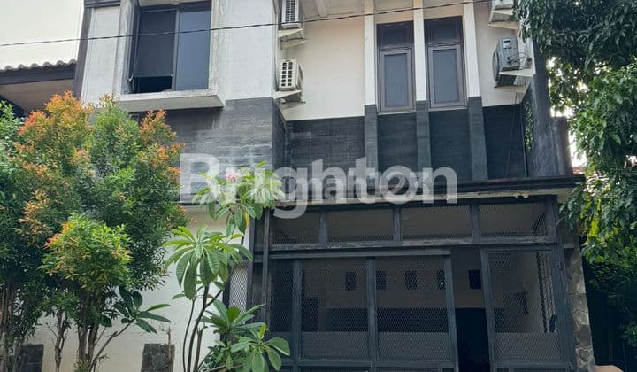 HUNIAN CANTIK 3 LANTAI DI PERUMAHAN, LOKASI STRATEGIS, HARGA NEGO ,BU