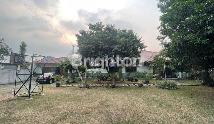 HUNIAN NYAMAN , ASRI, DENGAN HALAMAN SANGAT LUAS, LOKASI STRATEGIS, DIPINGGIR JALAN,HARGA NEGOTIABLE , FULL FURNISHED