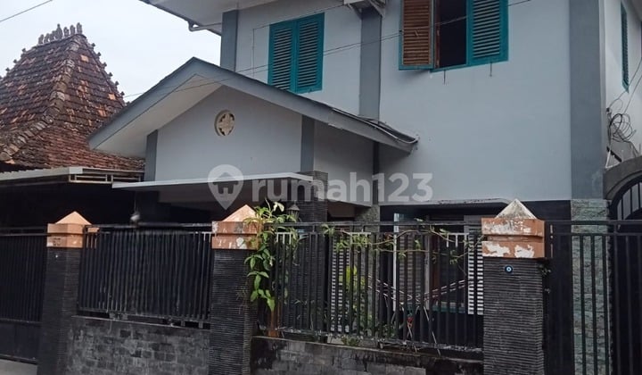 Yogyakarta City Center House 5 Bedrooms, 3 Floors - Passing Car Access
