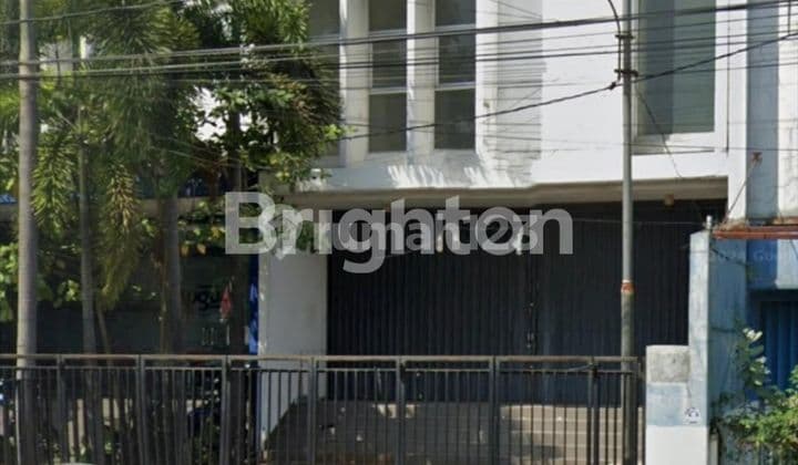 RUKO 2,5 LANTAI SIAP PAKAI DI JALAN UTAMA. PALING ATAS BISA UNTUK ROOFTOP