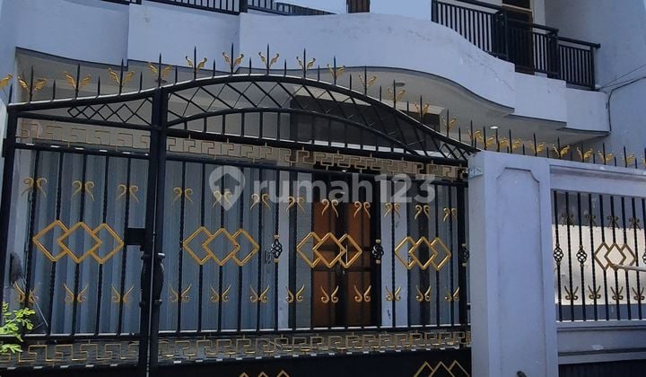 TWO-STORY HOUSE IN CENTRAL SEMARANG. NEEDS RENOVATION. STRATEGIC LOCATION. TWO-STORY HOUSE IN CENTRAL SEMARANG. NEEDS RENOVATION. STRATEGIC LOCATION.