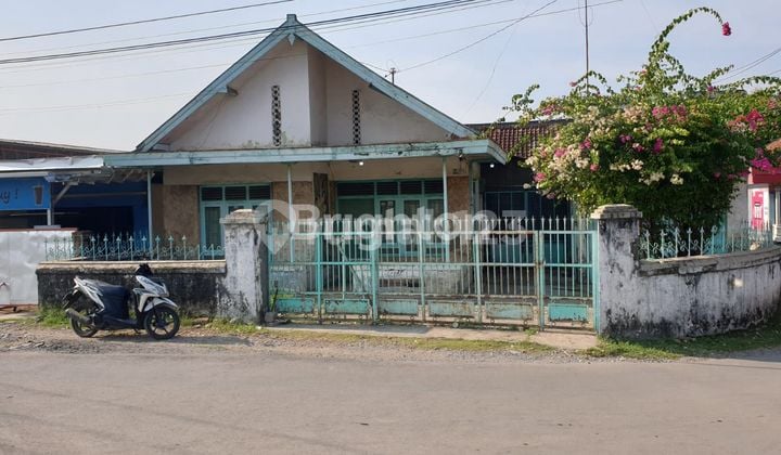 RUMAH DENGAN LOKASI STRATEGIS DI COMAL, KABUPATEN PEMALANG. PINGGIR JALAN RAYA. COCOK UNTUK TEMPAT TINGGAL, USAHA, BANK, TOKO, DLL. EX PABRIK ES