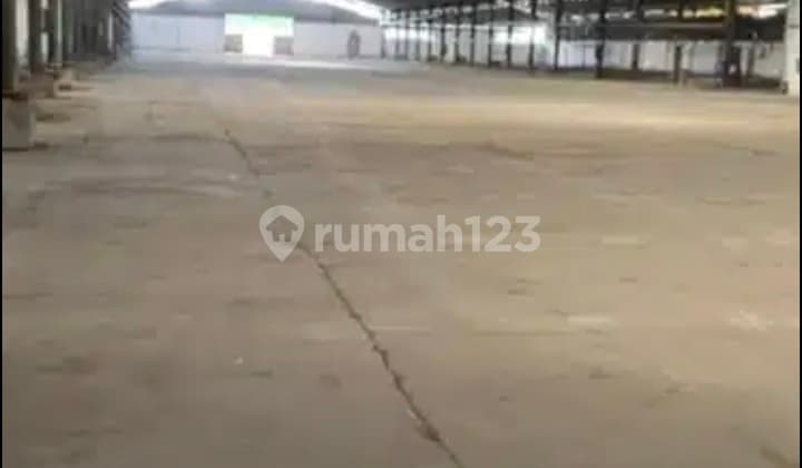 Ready-to-Use Factory Warehouse in Demak. Spacious Parking, Container Access.