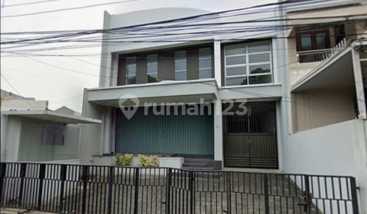 2-Storey Shophouse with a 1-Storey House at the Back. There is a Swimming Pool. There is Parking Space.
