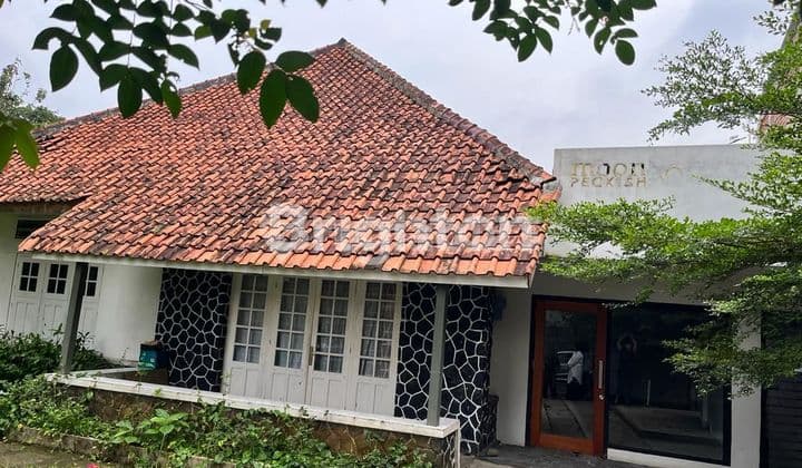 RUMAH KLASIK DENGAN SUASANA YANG ASRI DAN LOKASI STRATEGIS