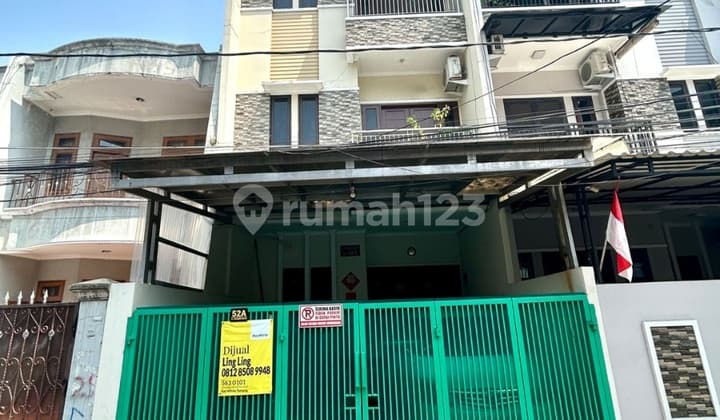 Rumah 3 Lantai Tomang, Semi Furnish, Dekat Tol, SHM Siap Huni