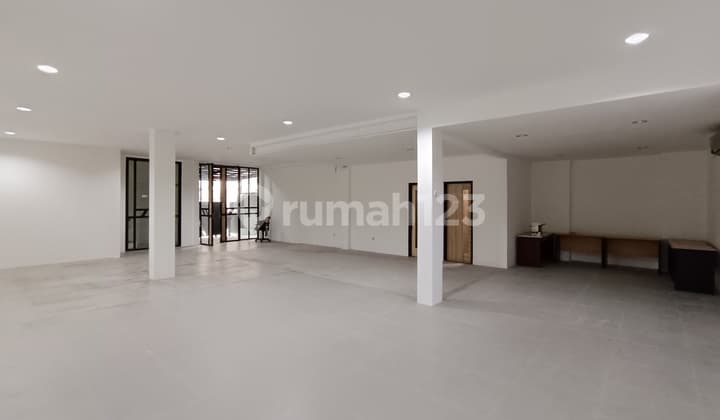 Semi Gedung 4 LT Tomang - Zona Komersial Strategis, Siap Pakai