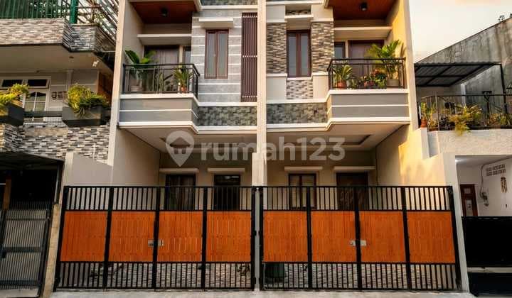 New 4-Storey House in Tomang Area, SHM, 4 Bedrooms, Flood-Free - Strategic Location