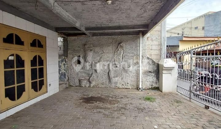 For sale: House in Menceng, Cengkareng, West Jakarta. Old house, 234M² area, suitable for living and business. Cheapest price.