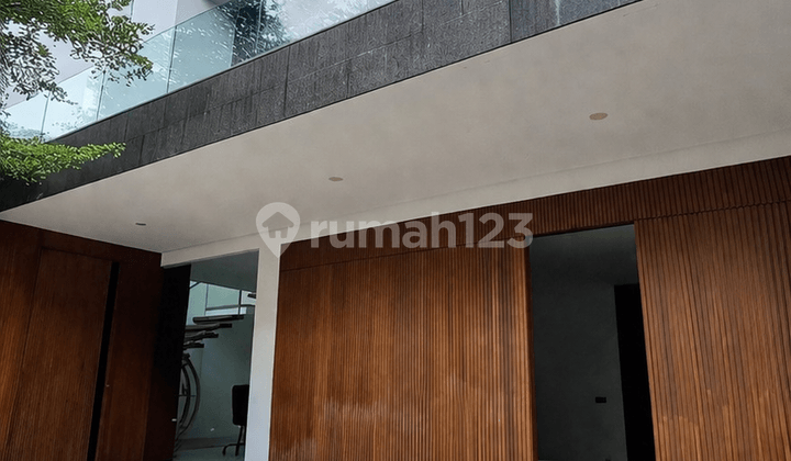 Disewakan Segera Rumah Mewah di Sunter Podomoro Open Space Desain Modern Lokasi Strategis Bangunan Baru 4+2Kamar Tidur Ada Kamar Bawah Cluster Aman dan Nyaman