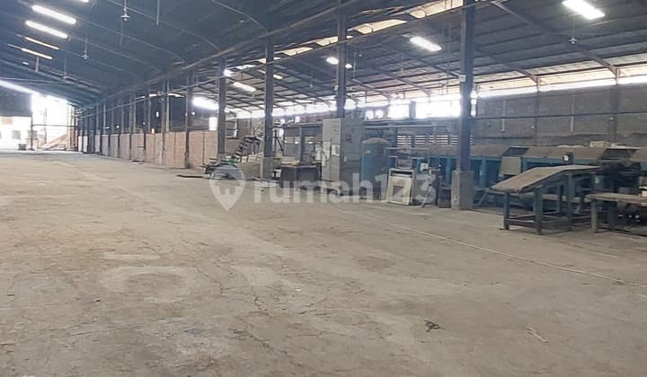 For Immediate Rent: Container Access Warehouse 40Ft, Building Area 2500-10000 sqm, Cheapest Industrial Area in Cibubur Cileungsi, No Hidden Fees, Near Jatikarya Toll Gate, 24-Hour Security, Shared Warehouse.