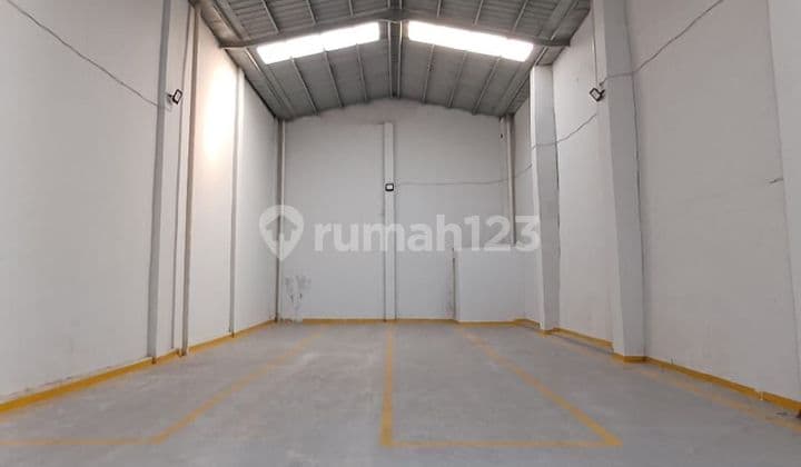 For Rent: Warehouse in Prepedan, Kalideres City, 300 m² with Good SHM, Epoxy Floor, Access for 20 Feet or Small Containers