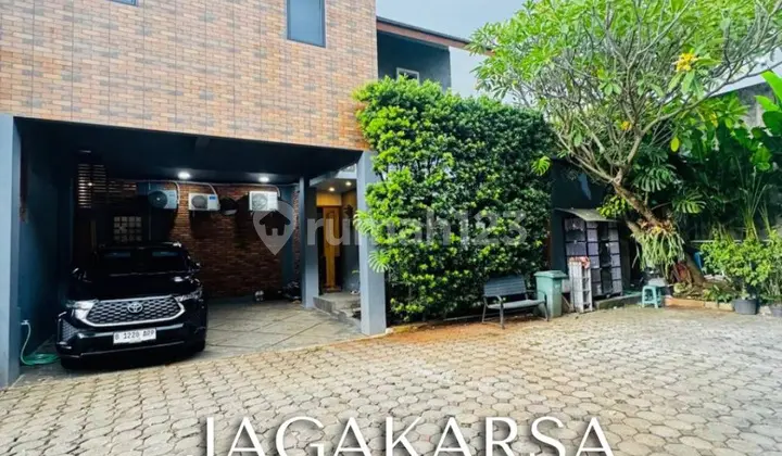 Dijual Rumah Siap Huni Furnished 2 Lantai dengan Swimming Pool di Jagakarsa