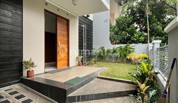 Rumah siap huni bagus rapih ada taman di BSD City
