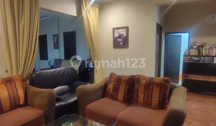 Rumah Siap Huni Bangunan 2 Lt Tanah Luas Lokasi Bagus Depan Taman Di Graha Raya