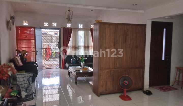 Ciputat Timur, Tangerang Selatan Rumah Semi Furnished