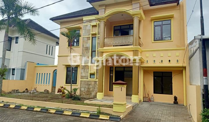 RUMAH 2 LANTAI 4 KAMAR TIDUR DALAM PERUMAHAN DI BELAKANG JCM
