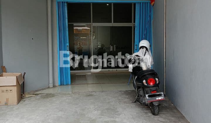 STRATEGIC SHOPHOUSE ON JL BESI JANGKANG