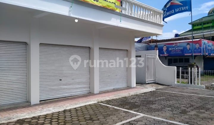Dikontrakkan! Rumah Usaha Lokasi Super Strategis- Ringroad Utara