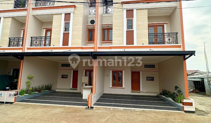 Rumah 2,5 Lanta + Rooftop di Kramat Jati Jakarta Timur