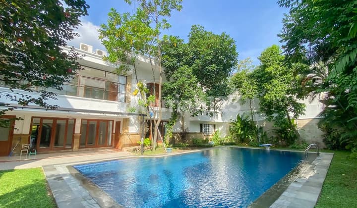 Disewakan Rumah Sangat Strategis Daerah Senopati Private Pool