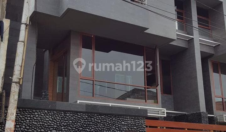 Dijual Rumah 3 Tingkat Semi Fully Furnished di Pejaten