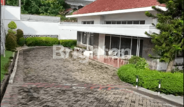 RUMAH BESAR KLASIK BELANDA PINGGIR JALAN BESAR TEUKU UMAR