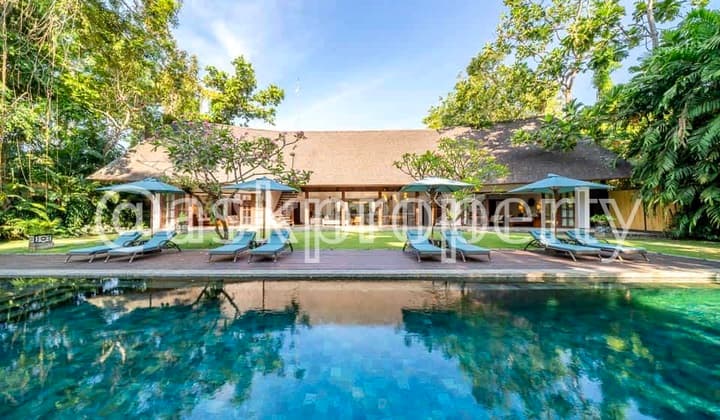 Dijual Luxury Villa 6 Bedrooms Bergaya Kontermporer Dipadu Dengan Hutan Hujan Tropis Kerobokan Bali