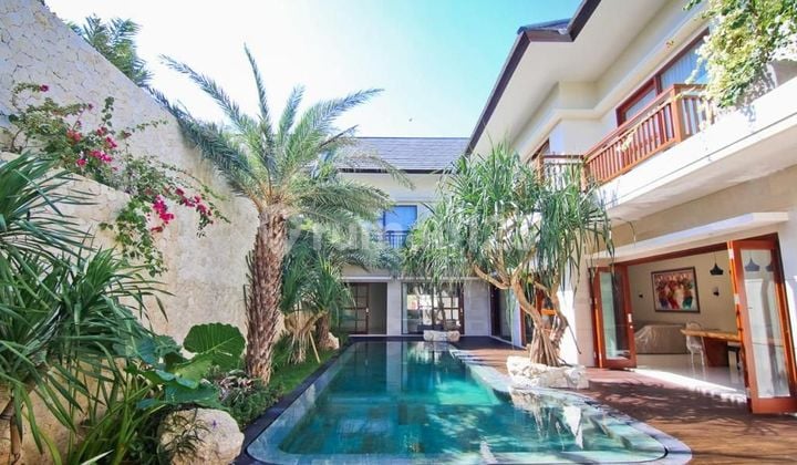 VILLA FREEHOLD DI LINGKUNGAN ELIT EXPATRIAT, UMALAS - BALI