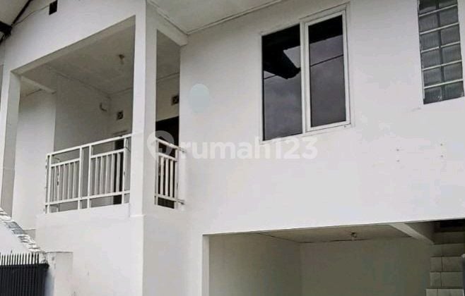 Rumah Nyaman Kondisi Bagus di Kawasan Perumahan yang Asri