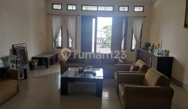 Jual Rumah Hitung Tanah Sangat Luas dan Posisi di Jalan Utama dan Strategis