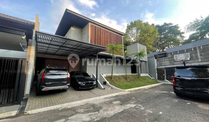 Rumah Tropis Cantik Dengan Pool Sektor 9 Bintaro