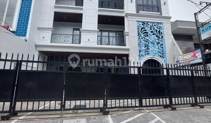 Ruko Baru 3 Lantai Lebar 8 di Dharmahusada Disewakan 196 Juta Per Tahun