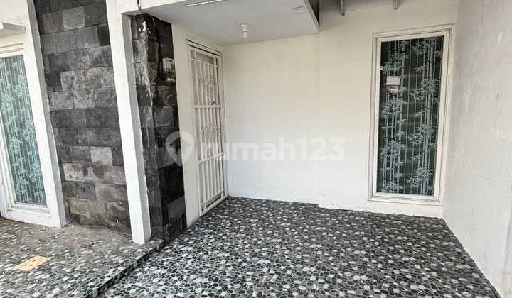 Rumah Disewakan Gununganyar Siap Huni 2 Kamar Tidur Harga 23Juta Per Tahun - Dalam Perumahan One Gate Sistem