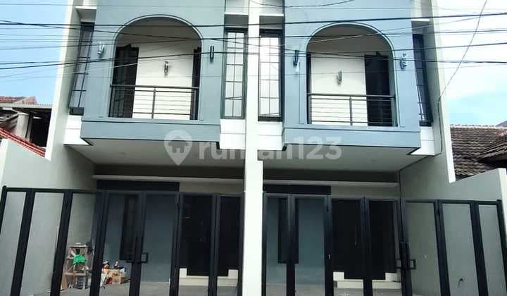 RUMAH BARU GRESS SIAP HUNI AMERICAN STYLE 2 LANTAI 3 KAMAR DI RUNGKUT MERR - LOKASI STRATEGIS, ROW JALAN LEBAR