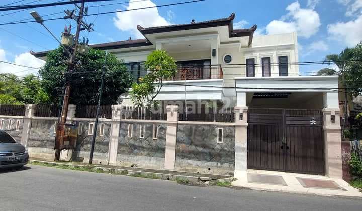 Dijual Rumah Mewah SHM Siap Huni di Manyar Tengah Kota Luas 675 dengan Kolam Renang Pribadi Harga 10,5 M Nego -Lokasi Strategis Cocok Juga untuk Bisnis & Komersial Area