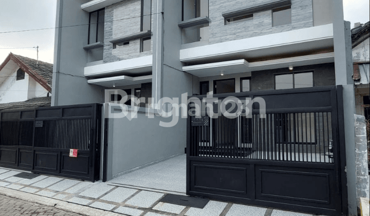 RUMAH BARU BAGUS 2 LANTAI DI KLAMPIS – LOKASI STRATEGIS & SIAP HUNI! DEKAT GM, HOKKY, MERR, MANYAR, KERTAJAYA