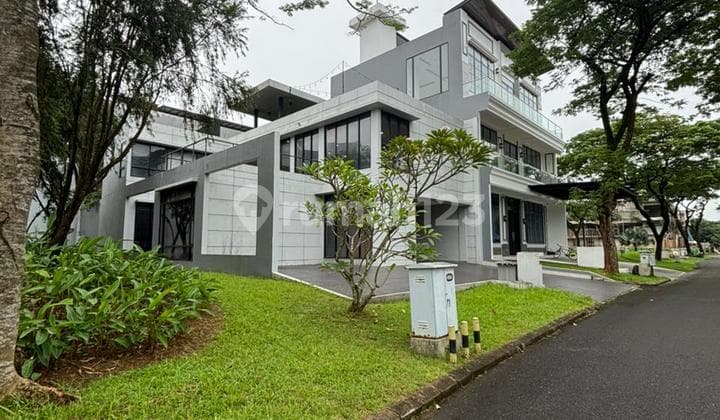 Scarlet Gading Serpong View Danau 2-Story House Like a Villa