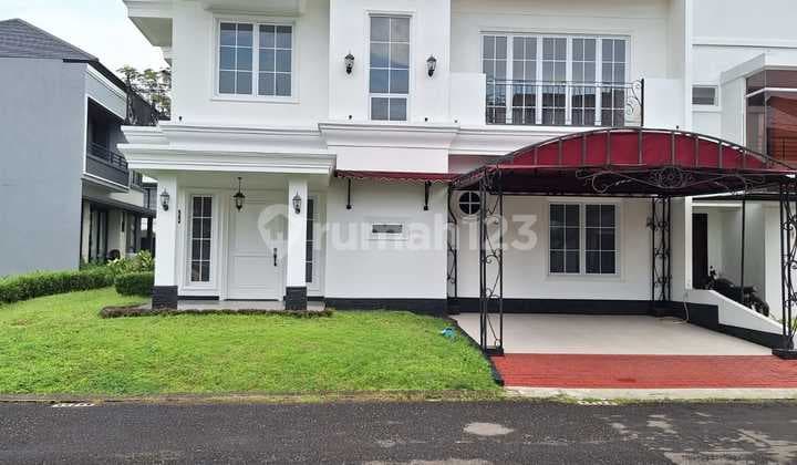 Rumah 3 Lantai dengan Interior American Classic Super Elegan