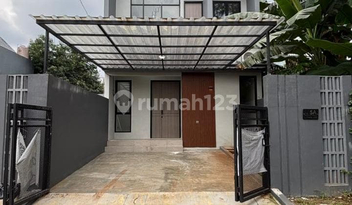 Rumah High Ceiling 2 Lantai Halaman Belakang Luas di Griyaloka