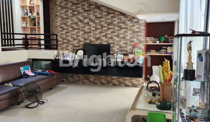 RUMAH MEWAH 3 LANTAI DI TENGAH KOTA SEMARANG