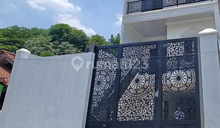 Di Jual Rumah 4 Lantai di Setu, Cipayung, Jakarta Timur