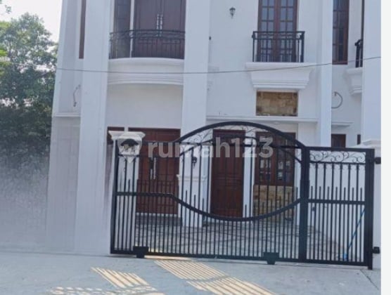 Dijual Rumah Mewah Clasic 2 Lantai di Komplek Ikip Duren Sawit Jakarta Timur