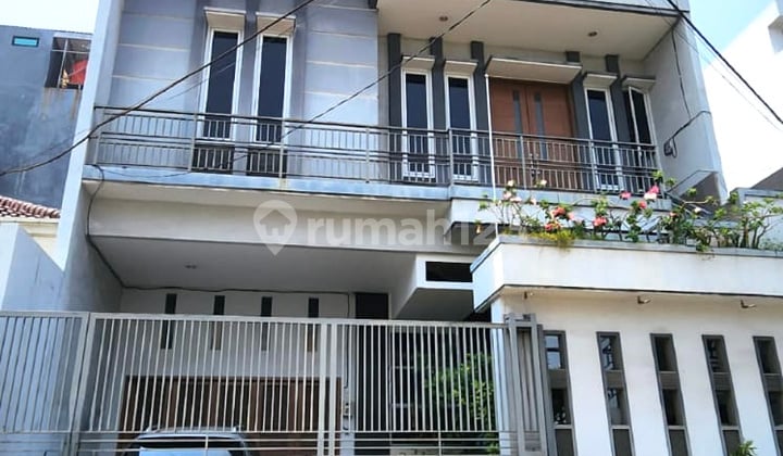 Rumah Dikawasan Elit di Jl.Pluit Timur 2, Jakarta utara, Pluit 3 Lantai SHM - Sertifikat Hak Milik Furnished